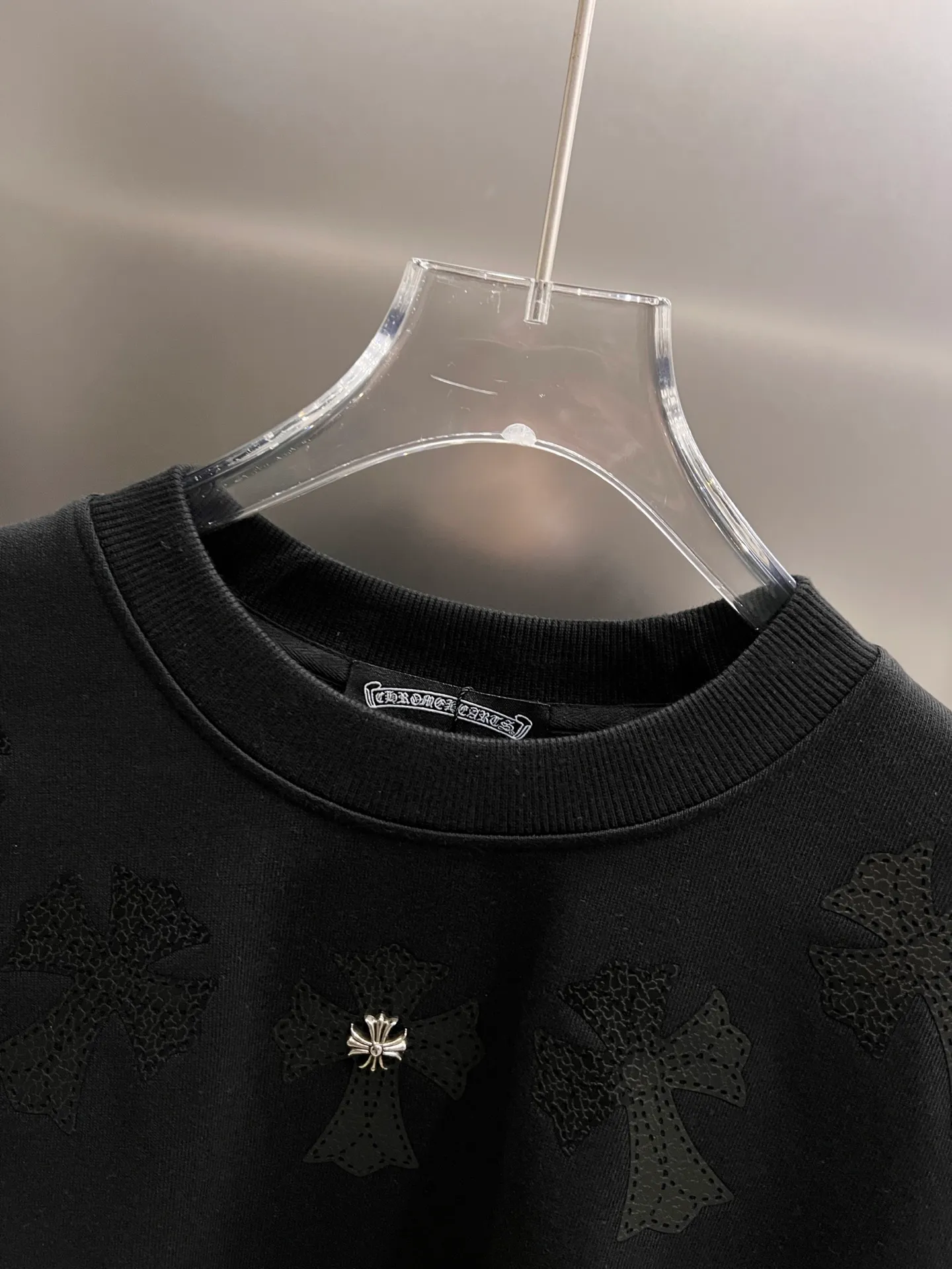 🅿️280 CH Crowe 2025 Autumn and Winter New Style Round Neck Long Sleeve Sweater Cross Patch Leather + Customized Hardware Metal Horseshoe Sanskrit Characters + Middle Eastern Australian Diamond Design Craftsmanship The real thing is great🔥Same style for men and women, loose version Size S M L XL XXL Five sizes Black White
